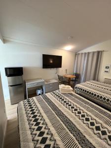 Destination Inn Cache Creek tesisinde bir televizyon ve/veya eğlence merkezi