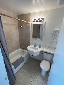 Destination Inn Cache Creek tesisinde bir banyo