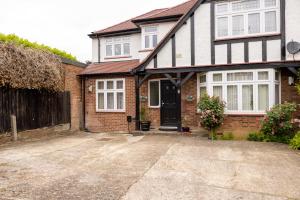 ein weißes und schwarzes Haus mit Auffahrt in der Unterkunft London VEGETARIAN Smoke & Pet Free En-suite with EV parking in Stone Grove