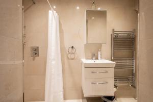ein Badezimmer mit Dusche, Waschbecken und Spiegel in der Unterkunft London VEGETARIAN Smoke & Pet Free En-suite with EV parking in Stone Grove + 25 Fotos