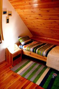 Postel nebo postele na pokoji v ubytování Willa Leśna Dębki