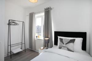 a bedroom with a bed and a window at Maltby House, Rotherham, for families, Biz & contractors in Rotherham