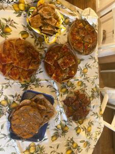 een tafel met drie borden eten erop bij B&B La Cervaiola in Porano