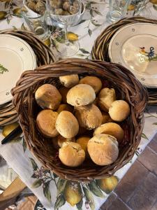 een mand gevuld met broodjes op een tafel bij B&B La Cervaiola in Porano
