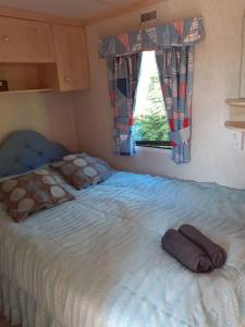 a bed with two pillows on it in a bedroom at DOMEK NAD JEZIOREM in Żywki +5 photos