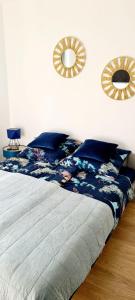 1 cama con edredón azul y espejo en la pared en Zalamo, en Kąty Rybackie