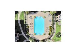 una vista aérea de una piscina en un complejo en Luxury 2 Bedroom Apartment with Balcony at Heights - Sleeps 4, en Houston