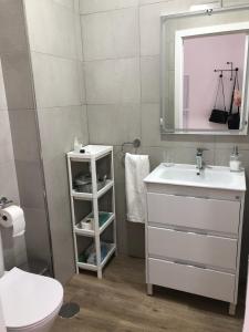 Koupelna v ubytování Puerta del Buey Apartamentos + 116 fotografií