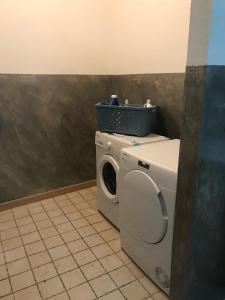 NulviにあるIntro e idda casa vacanzaの洗濯機(バスケット付)