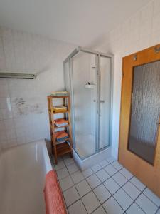 Das Bad ist mit einer Dusche und einer Badewanne ausgestattet. in der Unterkunft Ferien am Wieter in Northeim! in Northeim