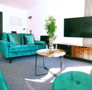 a living room with a blue couch and a table at City Center Apartments FREE PARKING in Liverpool