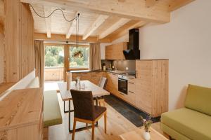 eine Küche mit einem Tisch und einem Esszimmer in der Unterkunft Edenhauserhof in Innsbruck