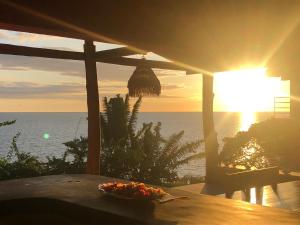 eine Schüssel mit Essen auf einem Tisch vor dem Meer in der Unterkunft Superbe villa avec ponton privé in Andilana