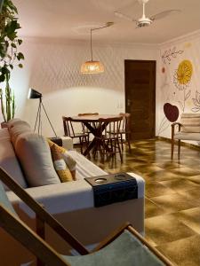 薩爾瓦多的住宿－Suíte em Luna & Line，客厅配有沙发和桌子
