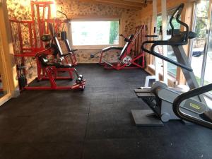 un gimnasio con varios equipos de ejercicio en una habitación en Roba Degli Ulivi, en Agrigento