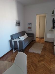 salon z kanapą i stołem w obiekcie Moderno Depto Pleno Centro w mieście Rosario