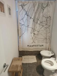 uma casa de banho com WC e um mapa de Manhattan em Moderno Depto Pleno Centro em Rosário