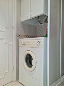 una lavadora y secadora blancas en una habitación en One bedroom 7th floor apartment with amazing views, en Fuengirola