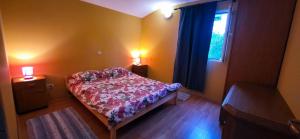- une chambre avec un lit et une fenêtre avec deux lampes dans l'établissement Jungle Jam, à Trogir