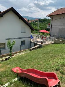 een rood object op het gras in een tuin bij Saray Bosna Home in Gladno Polje