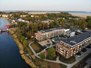 una vista aérea de un complejo situado junto al agua en Przystań Kazika - Apartments & SPA en Dziwnów
