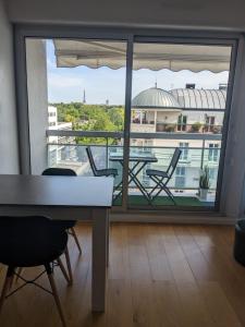 Gallery image of Superbe STUDIO (28m2) avec terrasse / vue TOUR EIFFEL / PUTEAUX in Puteaux