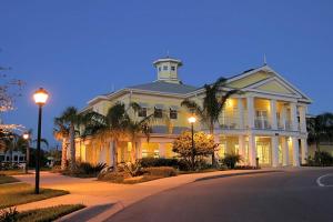 una gran casa blanca con palmeras y luces de la calle en Bahama Bay Resort & Spa - Deluxe Condo Apartments, en Kissimmee