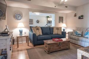 Χώρος καθιστικού στο Oceanfront Penthouse in Paradise w Indoor Pool