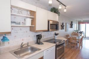 Η κουζίνα ή μικρή κουζίνα στο Oceanfront Penthouse in Paradise w Indoor Pool