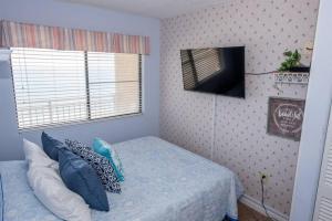 Ένα ή περισσότερα κρεβάτια σε δωμάτιο στο Oceanfront Penthouse in Paradise w Indoor Pool +38 φωτογραφίες