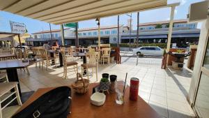 アヤナパにあるCaptivating Studio in Ayia Napa in Great Locationのテーブルと椅子のあるレストランのパティオと建物