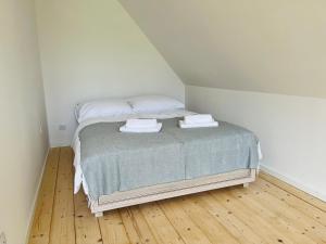 1 dormitorio con 1 cama con 2 toallas en Apartament Na Szlaku, 