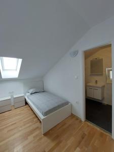 biała sypialnia z łóżkiem i umywalką w obiekcie White Beauty luxury apt., Stari Grad, island Hvar w mieście Stari Grad