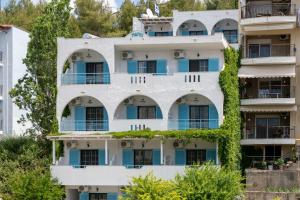 an apartment building with green ivy on it at Astri Hotel in Neos Marmaras