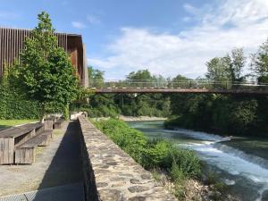 un puente sobre un río junto a un río en Chez Chris, en Oloron-Sainte-Marie