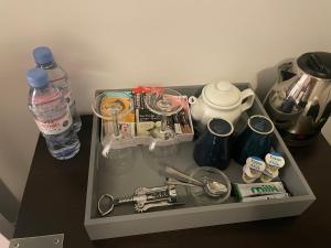 einer Schublade mit Gegenständen auf einem Tisch mit Wasser in der Unterkunft Little Limetree in Moffat