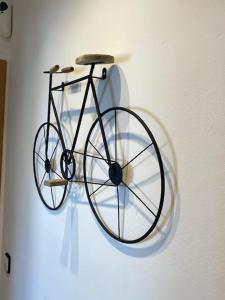 Una bicicleta colgada en una pared en una habitación en Apartamento HOUSE FRANMAR, en Sant Jaume d'Enveja