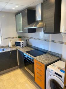cocina con lavadora y lavadora en Apartamento HOUSE FRANMAR, en Sant Jaume d'Enveja