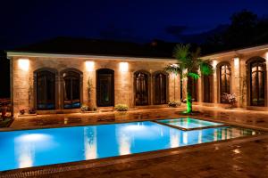 The swimming pool at or close to Kartal Konağı