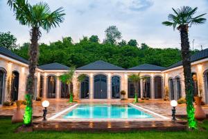 The swimming pool at or close to Kartal Konağı