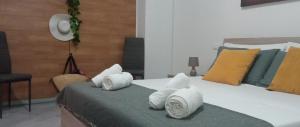 Un dormitorio con una cama con toallas blancas. en apartment in the center of Castellammare del Golfo en Castellammare del Golfo