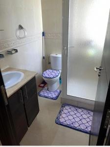 ein Bad mit einem WC und einem Waschbecken in der Unterkunft Perle sur la mer in Mohammedia