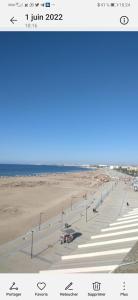 Blick auf den Strand mit dem Meer im Hintergrund in der Unterkunft Perle sur la mer in Mohammedia
