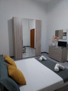 1 dormitorio con 1 cama grande y espejo en apartment in the center of Castellammare del Golfo en Castellammare del Golfo