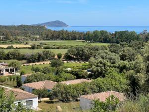 uma vista aérea de uma casa com árvores e o oceano em Hotel Baia Cea em Bari Sardo