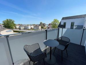 een balkon met twee stoelen en een tafel erop bij Stylowy Apartament - Port Mielno in Mielno