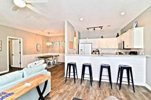 eine Küche und ein Wohnzimmer mit Sofa und Bar in der Unterkunft All New Luxury Beach Retreat 1 Mile to Beach w Pool in Myrtle Beach
