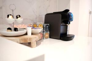 een koffiezetapparaat op een aanrecht bij Studio Macharen in Macharen