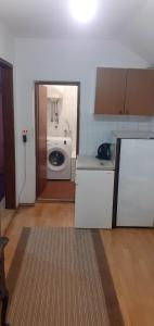 cocina con nevera y lavadora en APARTMENT Bjelave en Sarajevo
