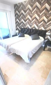 Łóżko lub łóżka w pokoju w obiekcie Apartamento Los Pacos Fuengirola